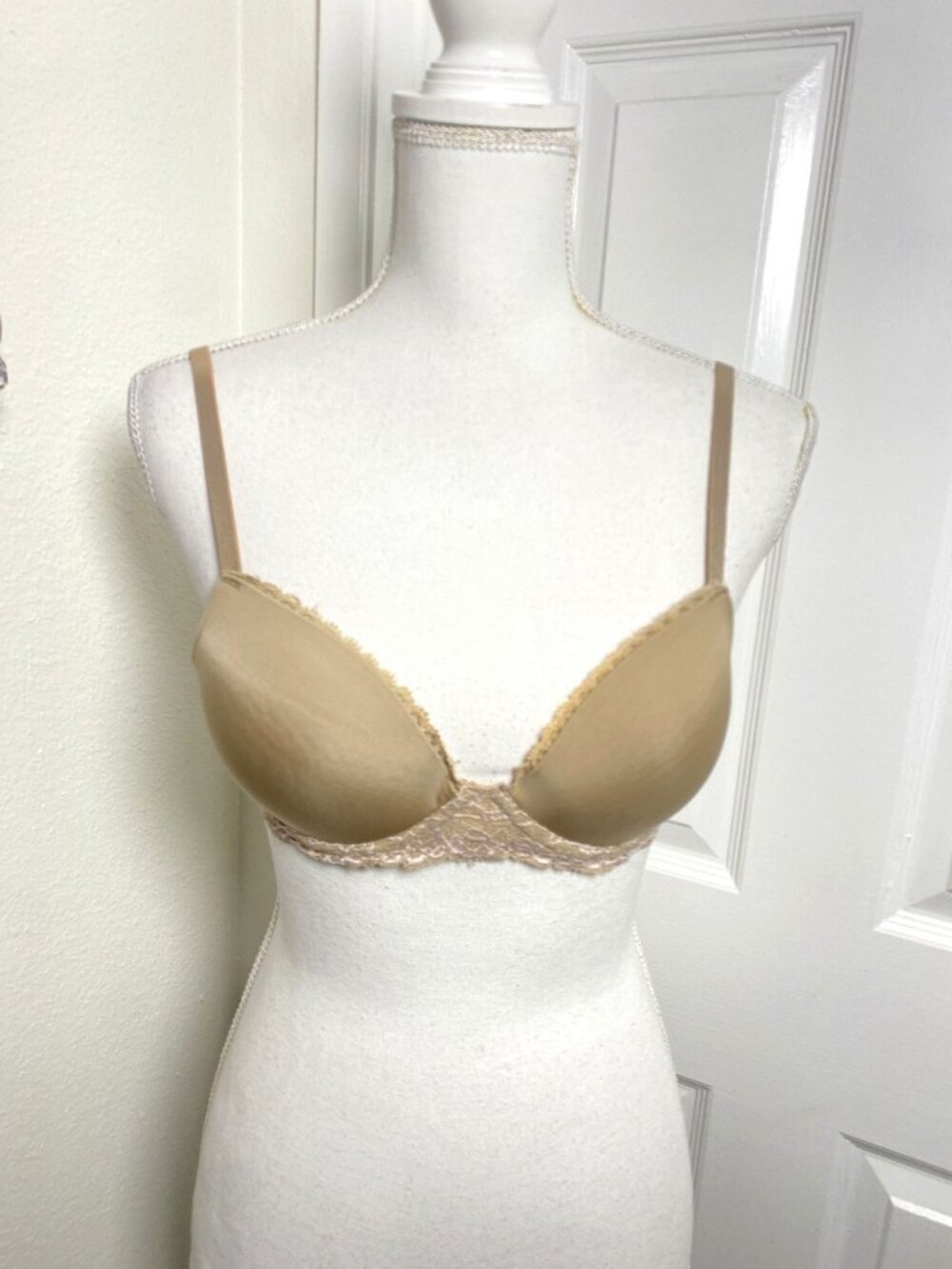 Calvin Klein Padded Demi Cup Nude Lace Accented Bra Underwire Size 32C Preowned